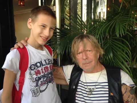 Videoclip de L'enfant différent — Renaud