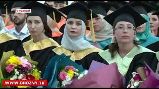 Рамзан Кадыров вручил дипломы выпускникам ЧГУ