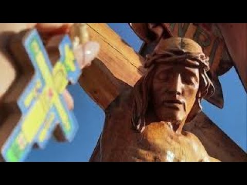 ROZPIĘTY NA RAMIONACH