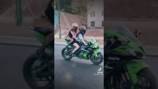 【TikTokまとめ】パンツ見せながらバイクに跨がるのは反則すぎる