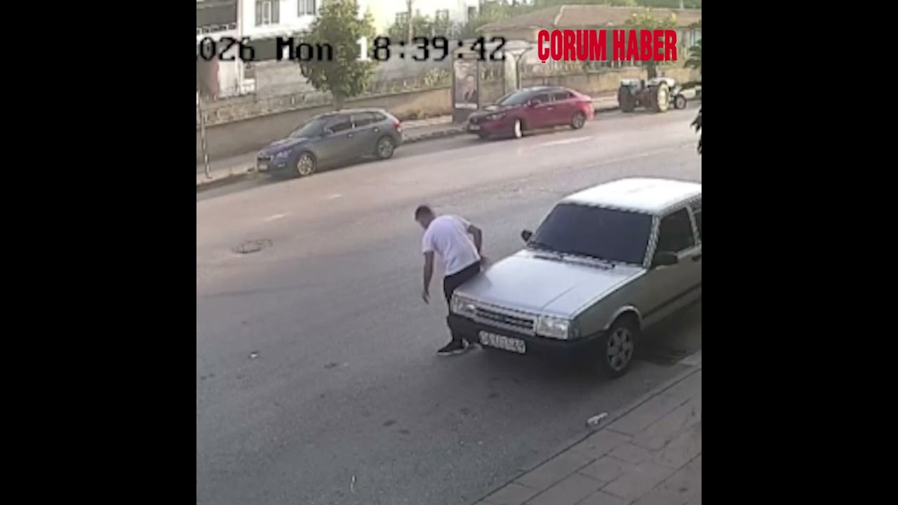 Motosikletli metrelerce sürüklendi! Kaza anı kamerada