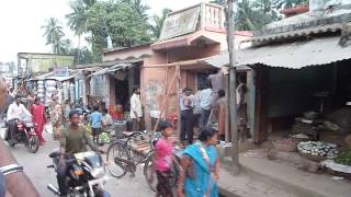 preview picture of video 'Inde 2012 : Satapada - Traversée de village 2'