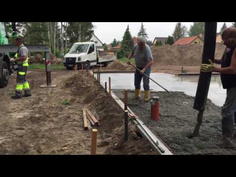 Gießen und Glätten der Bodenplatte unseres Hauses - #2