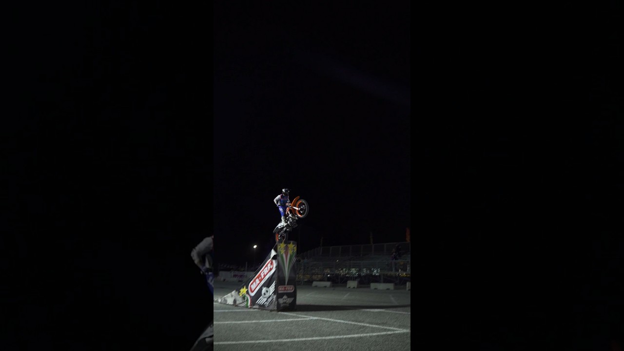 Stunt-man / #stuntman #motorshow #motocross #jump
