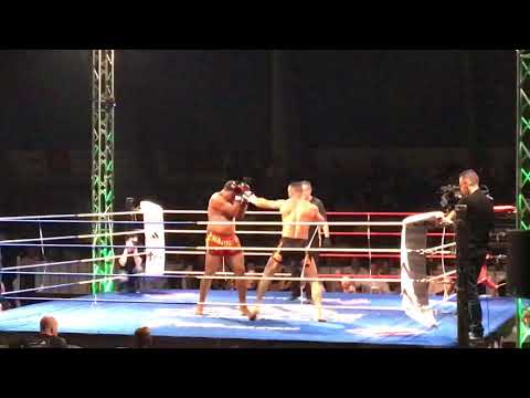 Jacek Sienkiewicz fight night round1