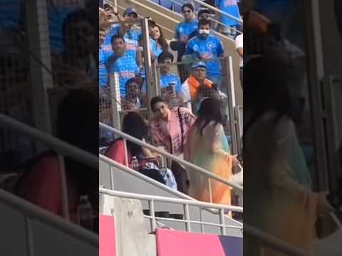 Athiya Shetty almost FALLS while meeting Anushka Sharma during India vs Australia World Cup Final 😰