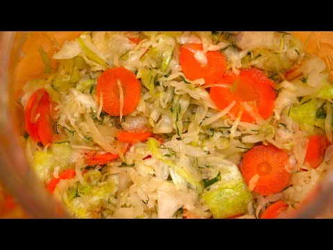 Lekko kiszona kapusta z koperkiem w słoiku. Do jedzenia już na trzeci dzień.