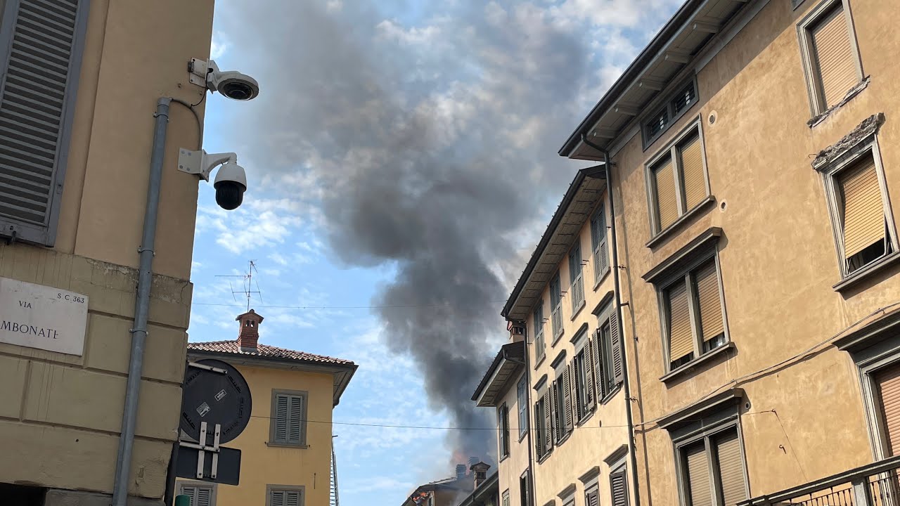 Paura in via Moroni: in fiamme i tetti di almeno quattro palazzine