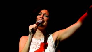 Elena Gadel cantando "Luz Encendida" en la sala B de Luz de Gas