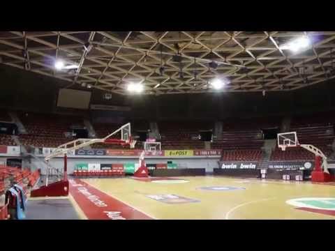 Unbelievable Basketball Full Court Shot by Robin Benzing (FC Bayern Basketball)