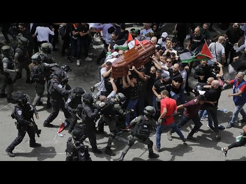 بدون تعليق جثمان الصحافية شيرين أبو عاقلة كاد أن يسقط أرضا بسبب عنف الشرطة الإسرائيلية