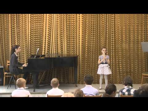 Viola Kubaníková hraje na třídní předehrávce