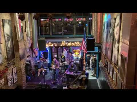 Enjoy blues and jazz music in ‘Honky Tonk’ in Broadway Street, Nashville, Tennessee