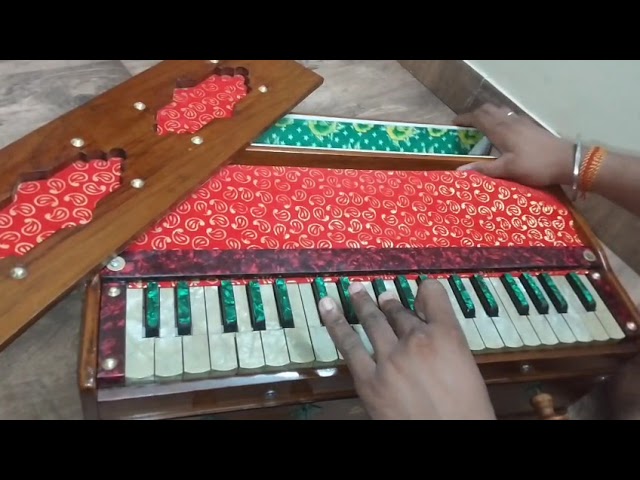 Vídeo relacionado con HAHAPA Harmonium hecho a mano, 3 1/2 octava (Saptak), 9 paradas, de pie, acoplador, fuelle múltiple, bolsa acolchada, afinada A440, caoba oscura