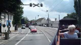 preview picture of video 'Strassenquerung Lößnitzgrundbahn Radebeul Serkowitz Juni 2011 Weisses Ross'