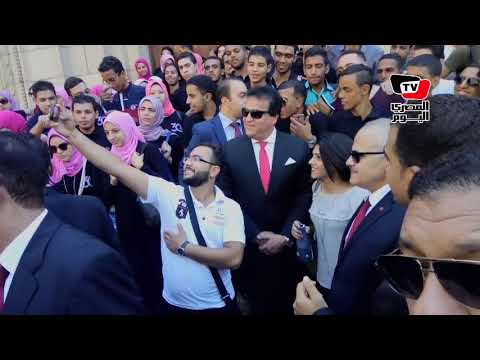 طلاب جامعة القاهرة يلتقطون «السيلفي» مع وزير التعليم العالي بعد «تحية العلم»