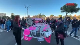 La marea fucsia di «Non una di meno» in piazza a Roma: «Sabotiamo guerre e patriarcato»