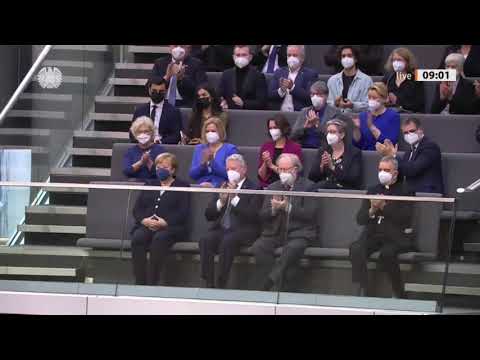 El emocionante minuto de aplausos que le ha dedicado el Bundestag a Merkel en su despedida