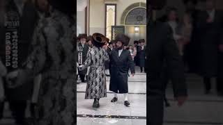 Download lagu Dzikov Viznitz Rebbe Dances At The Wedding Of One Of His Chassidim - Tammuz 5784 mp3 Download lagu Dzikov Viznitz Rebbe Dances At The Wedding Of One Of His Chassidim - Tammuz 5784 mp3