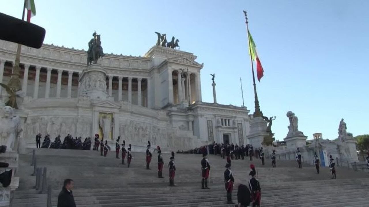 Giornata ricordo caduti militari, il Ministro Crosetto rende omaggio al Milite Ignoto al Vittoriano
