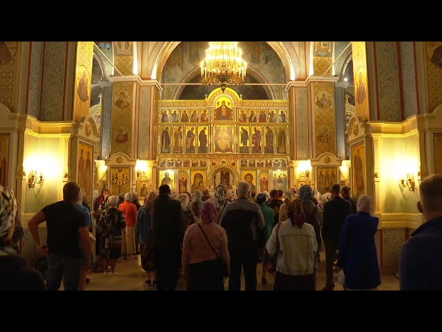 Ангарчане отметили Яблочный Спас в Свято-Троицком кафедральном соборе