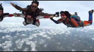 preview picture of video 'Tandem Skydiving RW Ladies 3-way'