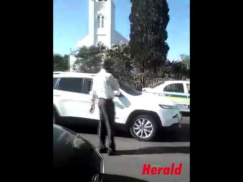VIDEO: Potchefstromer raak slaags met polisiebeampte