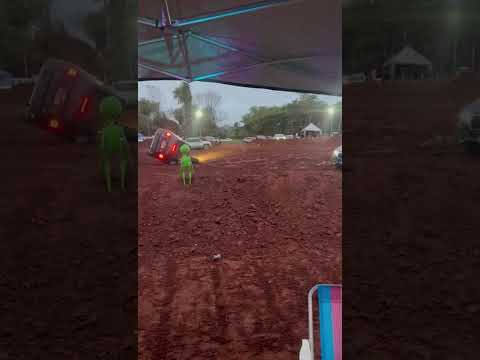 MUJER CASI MUERE APLASTADA BAJO CAMIONETA QUE TUMBÓ HACIENDO TROMPO