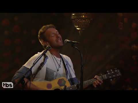 Chris Martin Performs Coldplay's 'Hymn For The Weekend' Acoustic Cover 10 27 16