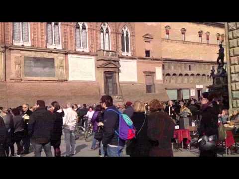 Sulle note di 'Caruso', piazza Maggiore di commuove per Lucio Dalla