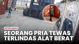 Download lagu Allegedly in a blind spot, a man was crushed to death by heavy equipment at the Smart Depot, Cili... mp3