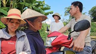 Hối helps a stranger by giving him a ride; the man suspects that Hối i