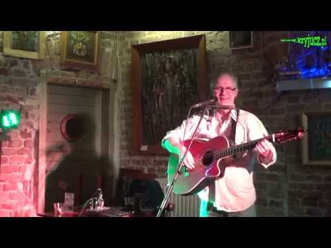 Leonard Luther śpiewa piosenkę o barmanie