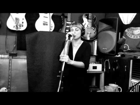 Sara Lov: "Just Beneath The Chords" (Live Groupee Session)