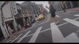 斑馬線上就可以悠閒拍影片嗎？