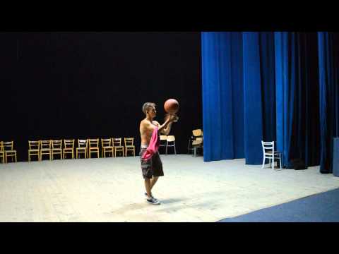 VIDEO Alba24: Mihail Chişbac - Acrobatii cu mingea de baschet