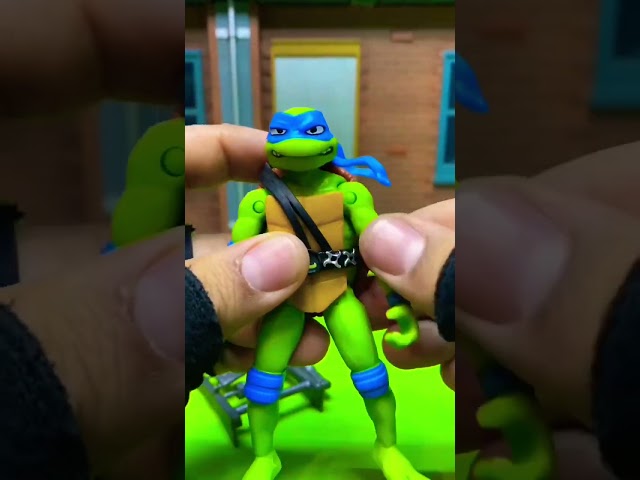 Vídeo relacionado con TORTUGAS NINJA - Pack de evolución Leonardo, Incluye Tortuga pre mutación, Figura básica y a Leonardo transformado, Liquido OOZE Que Hace Brillar Las Figuras, para niños de 4 años+, Famosa (TU819100)