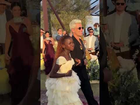 Bruno Gagliasso chega com sua filha, Titi, na cerimônia de renovação de votos com Giovanna Ewbank.