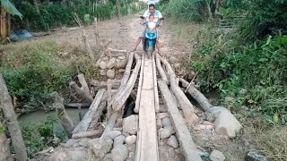 Download lagu Menyebrang Jembatan Kayu Pakai Motor mp3 Download lagu Menyebrang Jembatan Kayu Pakai Motor mp3