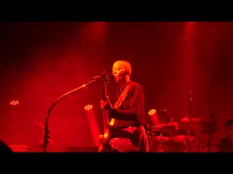 Gail Ann Dorsey reprend Life on Mars de David Bowie au Chabada (Angers, 20.04.2022)