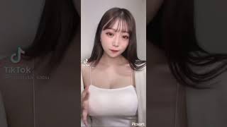 キャミソールの紐 vs 爆乳