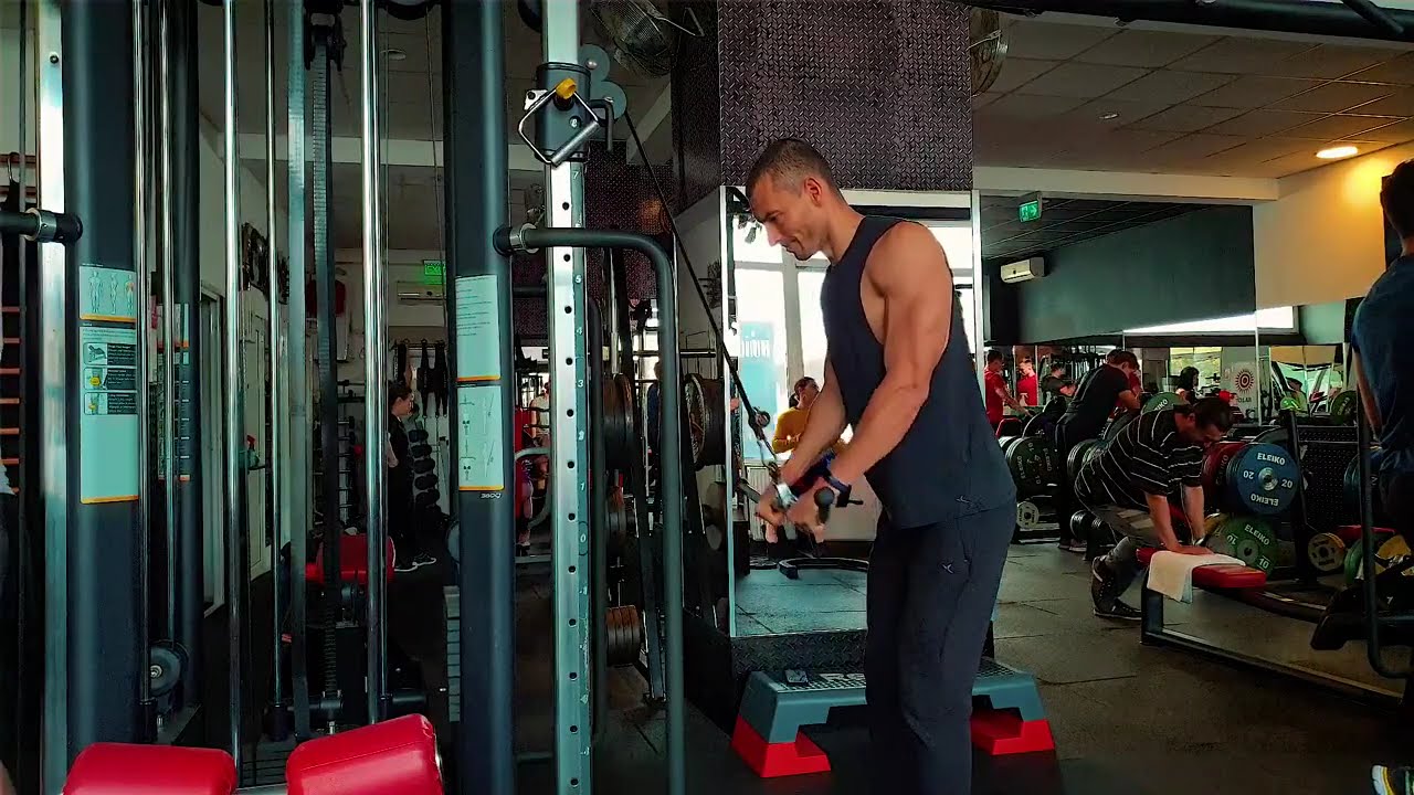 Extensii pentru triceps, din stând la scripete, cu o bară, priză pronată