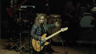 Melissa Etheridge sings Aretha Franklin’s “I Never Loved A Man (The Way I Love You)”