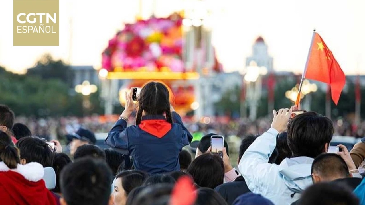 Numerosas personas se reúnen en la plaza de Tian'anmen para ver el izado de la bandera