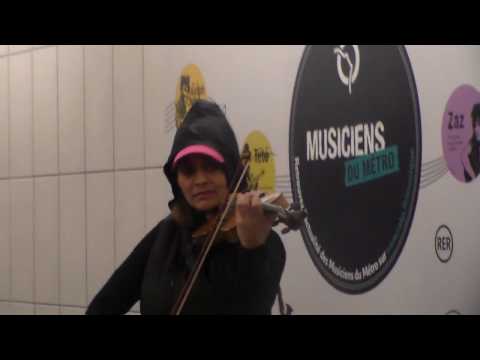 2017-03-16 PARIS , Metro M12 verde de Jules Joffrin al Louvre VIOLIN