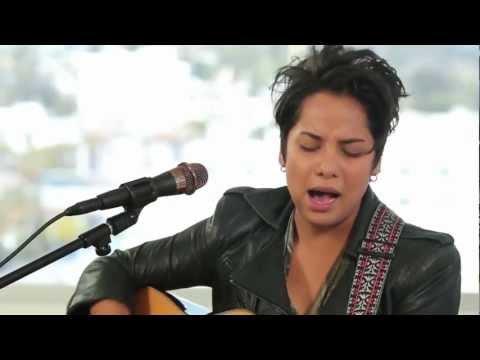 Live On Sunset - Vicci Martinez "Hold Me Darlin'" Acoustic Performance