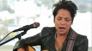 Live On Sunset - Vicci Martinez "Hold Me Darlin'" Acoustic Performance
