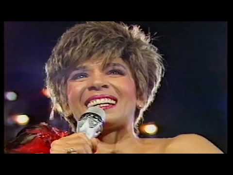 Shirley Bassey - There's No Place Like London (Lynsey de Paul song, live in Berlin)