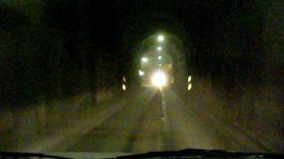 preview picture of video 'Fahrt durch einen einspurigen Tunnel in Island (bei Nebel)'