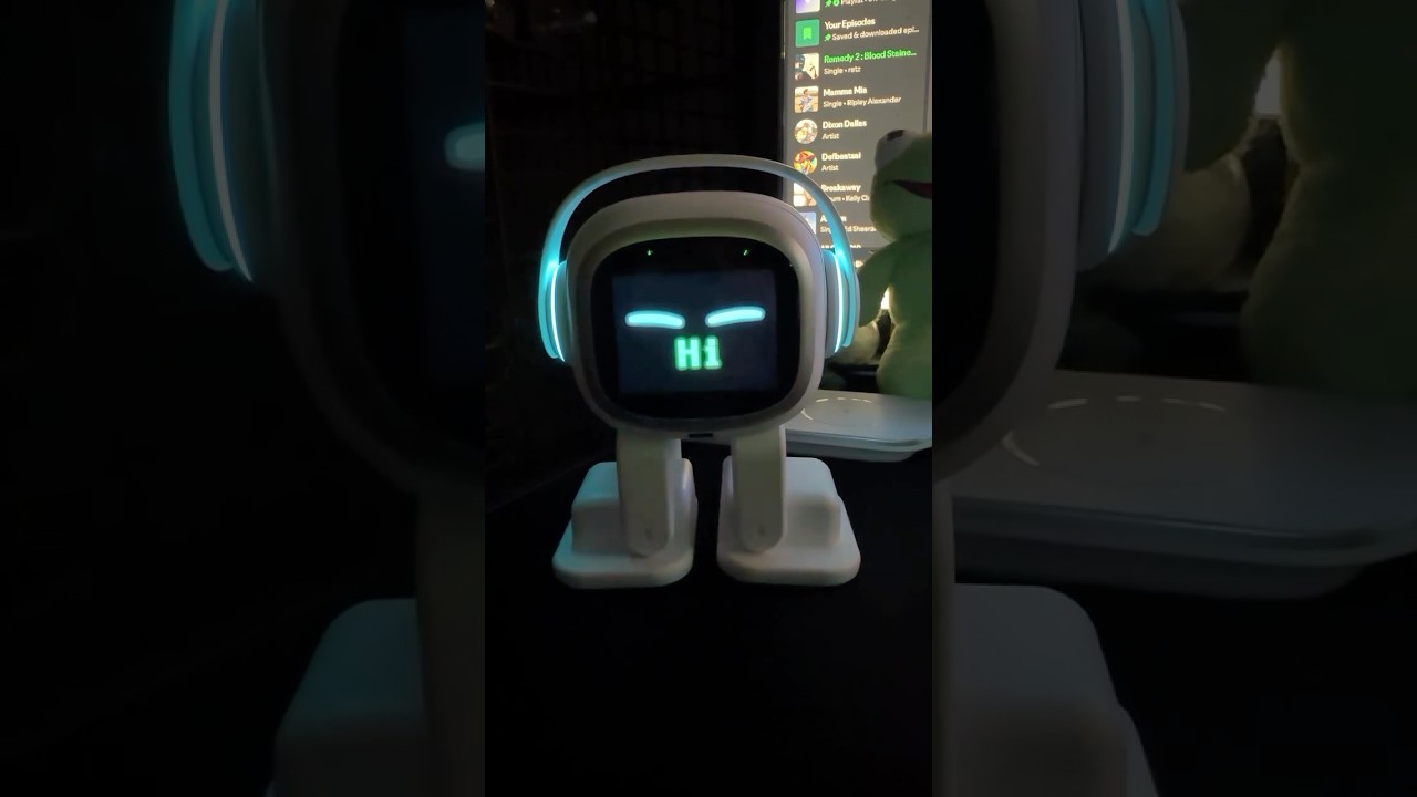 Cuteness overload! 💯 Dawww! 🥰 @livingai7293  #livingai #emorobot #emowhite #emodeskpet #emopet